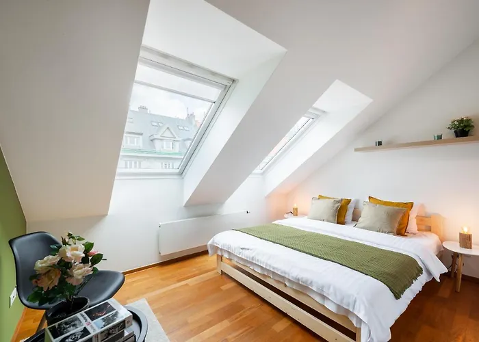Apartment With Balcony And Parking Near The Prague Museum