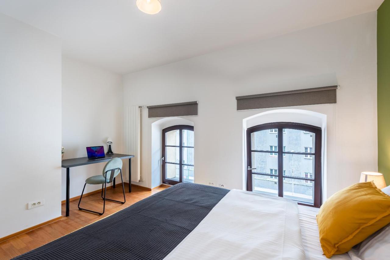 Apartment With Balcony And Parking Near The Museum Prague