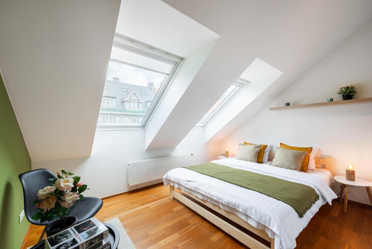 Apartment With Balcony And Parking Near The Museum Prague