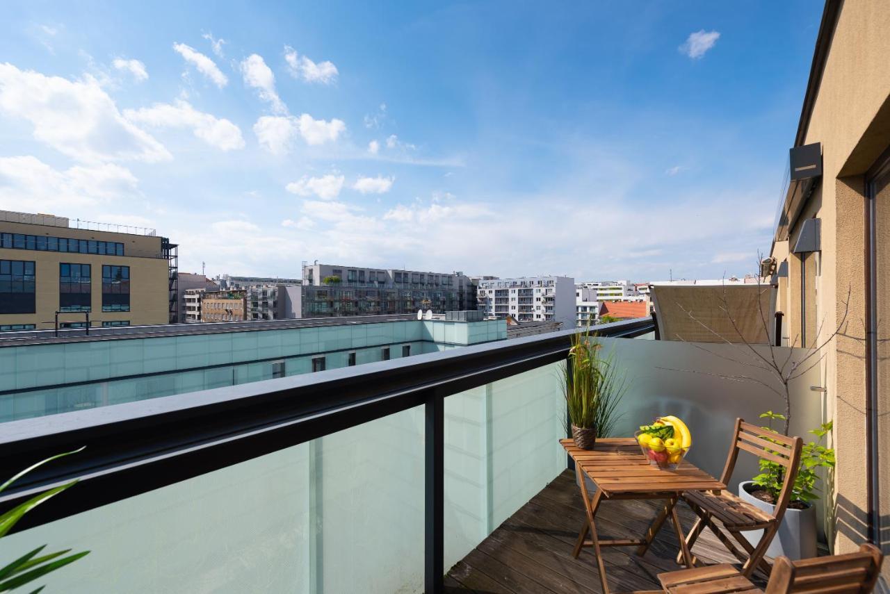 Apartment With Balcony And Parking Near The Museum Prague