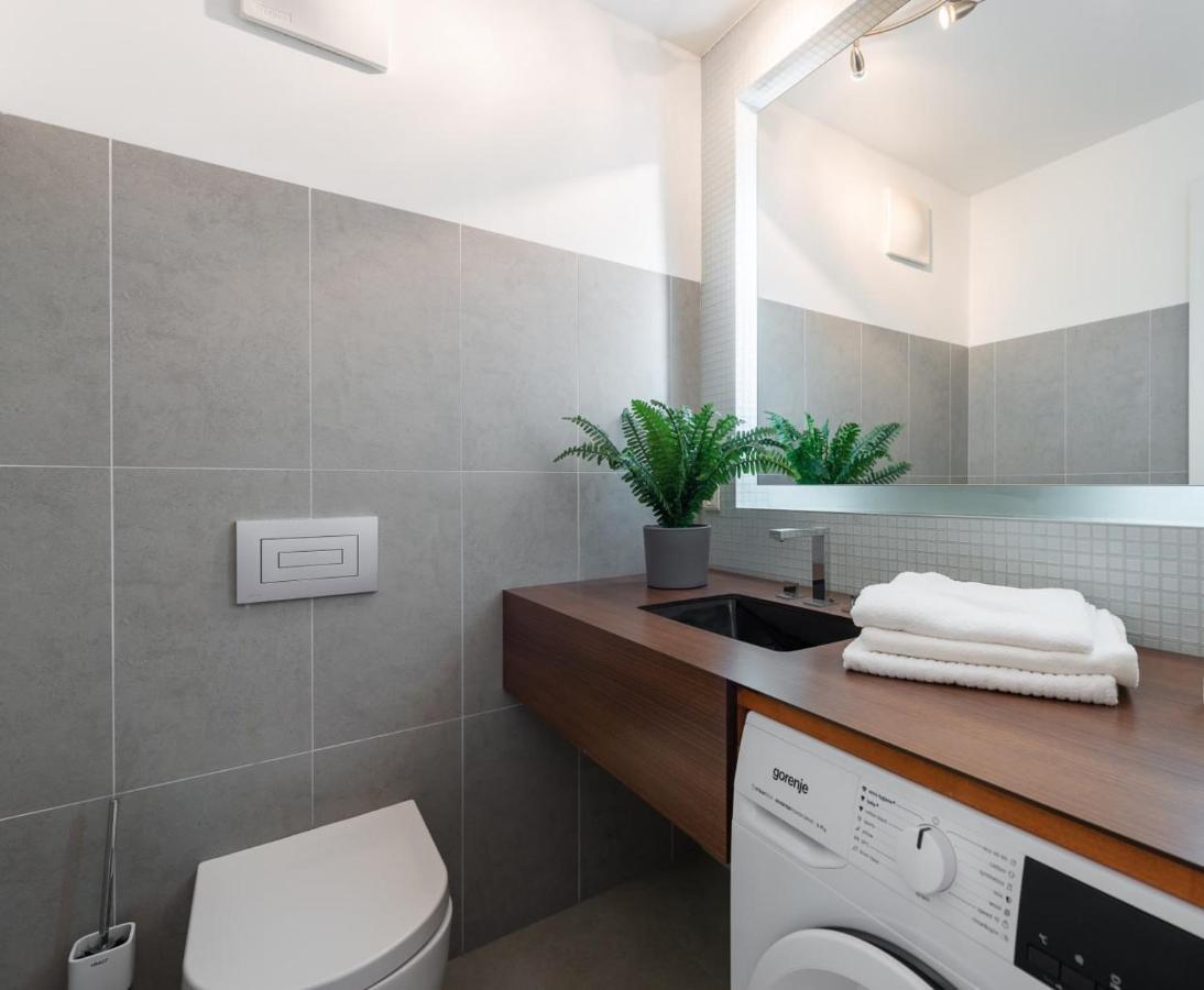 Apartment With Balcony And Parking Near The Museum Prague